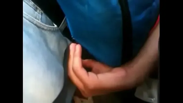 Gorąca grabbing his bulge in the metro świeża tuba