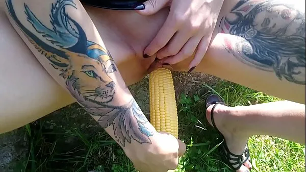 Hete Lucy Ravenblood fucking pussy with corn in public verse buis