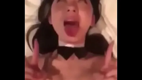 Varm cute girl being fucked in playboy costume färsk tub
