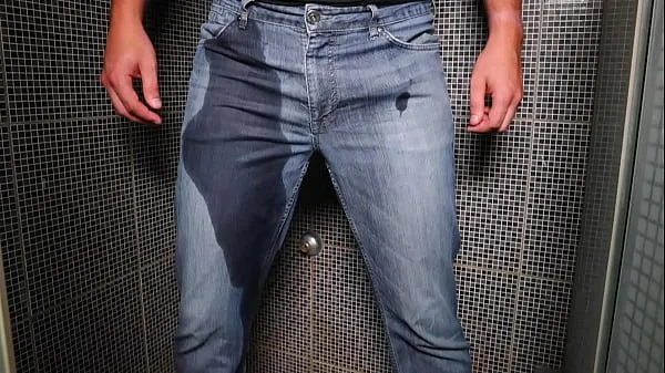 Hete Guy pee inside his jeans and cumshot on end verse buis