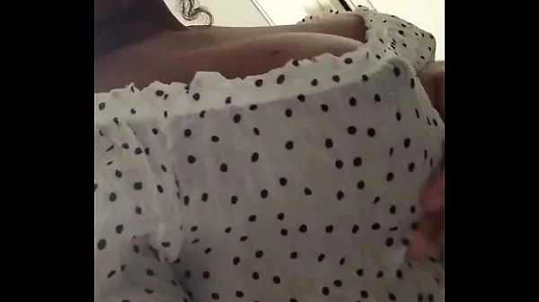 Tabung segar Wet shirt tits tease panas