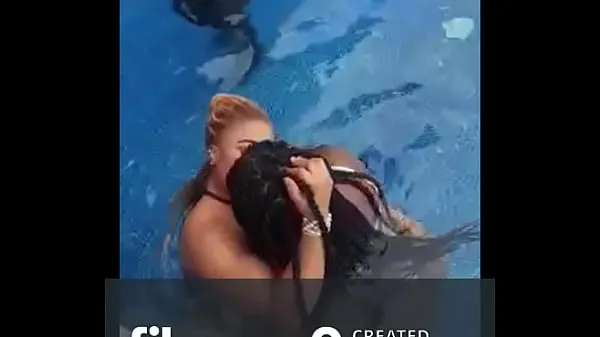 Vroča Lekki Big Girl Gets Her Pussy Sucked In A Beach house Party sveža cev