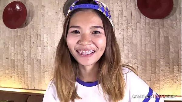 Varm Thai teen smile with braces gets creampied färsk tub