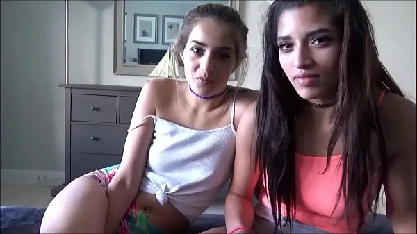 Quente Latina Teens Fuck Landlord to Pay Rent - Sofie Reyez e Gia Valentina - Visualização tubo fresco
