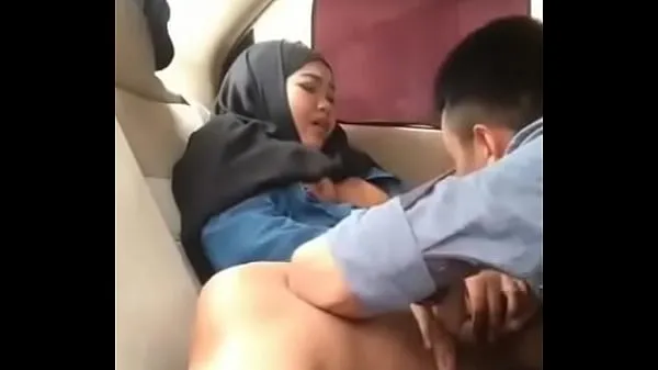 Hete Hijab girl in car with boyfriend verse buis