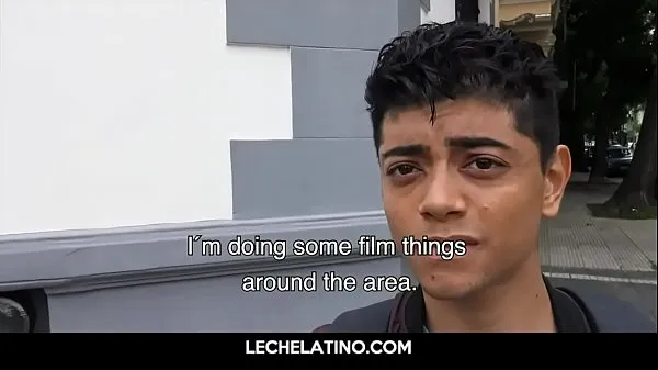 Varm Latino boy first time sucking dick färsk tub