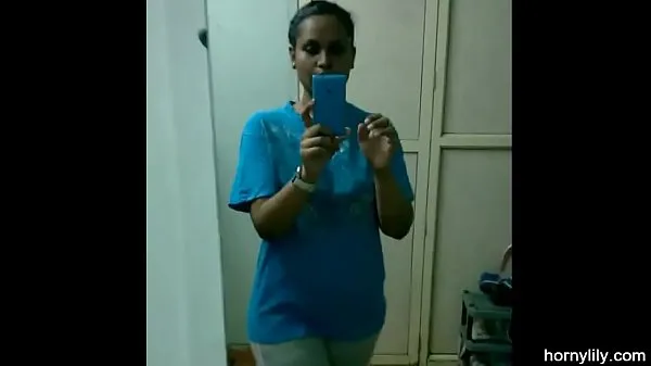 Varm Indian Girl Changing Her Sports Wear After Gym Homemade färsk tub