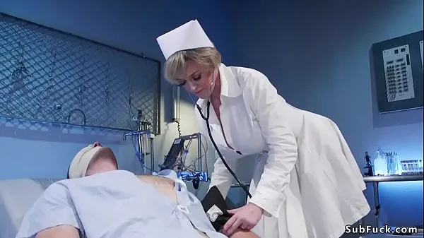 Vroča Busty Milf nurse dominates male patient sveža cev