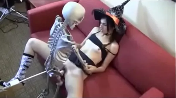 Varm witch giving to skull färsk tub