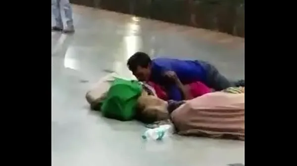 Ống nóng Desi couple having sex in public tươi