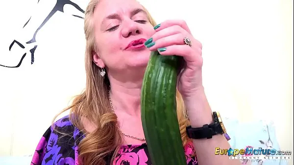 Vroča EuropeMaturE One Mature Her Cucumber and Her Toy sveža cev