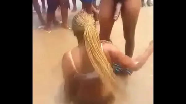 热的 Liberian cracked head give blowjob at the beach 新鲜的管