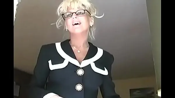Vroča blonde mature french teacher Mrs. Vogue with glasses help student sveža cev