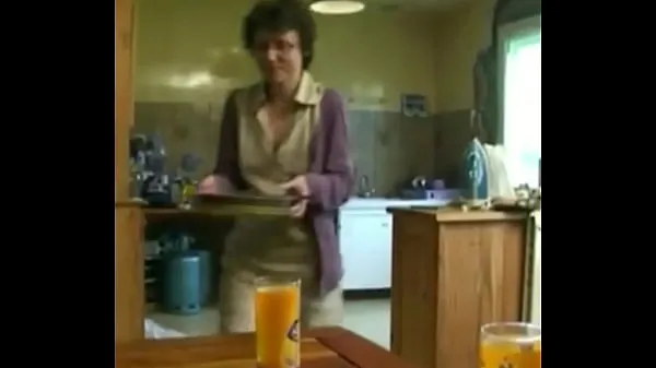 Vroča a housewife banged in the kitchen sveža cev
