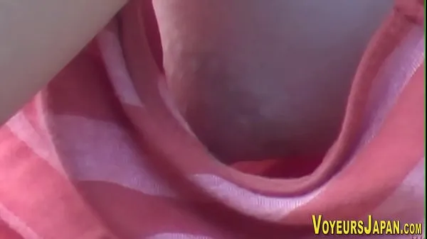 Hete Asian babes side boob pee on by voyeur verse buis