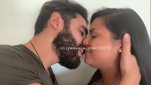 Vroča Gonzalo and Claudia Kissing Tuesday sveža cev