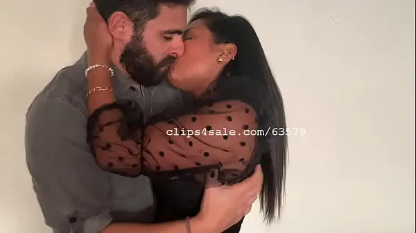 Vroča Gonzalo and Claudia Kissing Sunday sveža cev