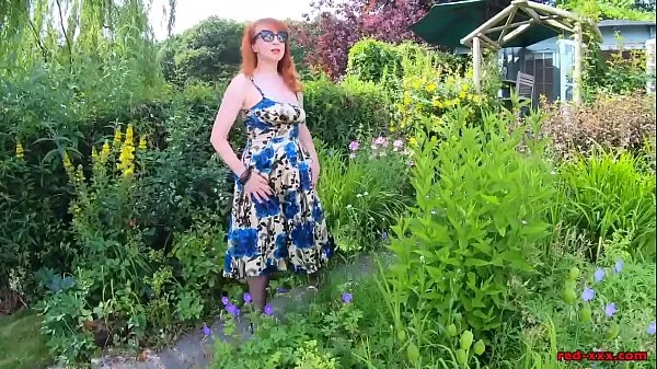 Gorąca Mature redhead lifts up her dress and fingers herself outdoors świeża tuba