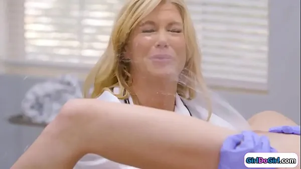 Unaware doctor gets squirted in her face أنبوب جديد ساخن