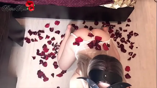 Vroča Beautiful Babe Sensual Fucks in Rose Petals On Valentine's Day sveža cev