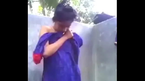 Varm Indian Desi girl bathing video färsk tub