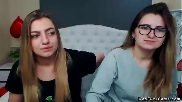 ร้อนแรง Two brunette amateur teen lesbian hotties stripping and tying in bed then licking in their private live webcam show on homemade footage หลอดสด
