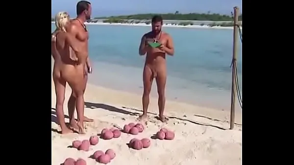 Vroča hot man on the beach sveža cev