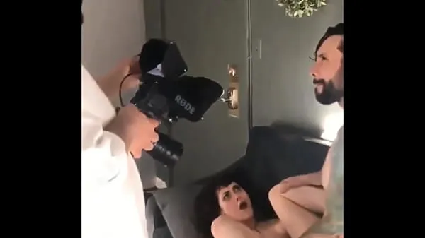Hete CAMERAMAN EATING CHOCOLATE ECLAIR WHILE RECORDING PORN SCENE (giving in the mouth for the actor to eat, she got mad verse buis