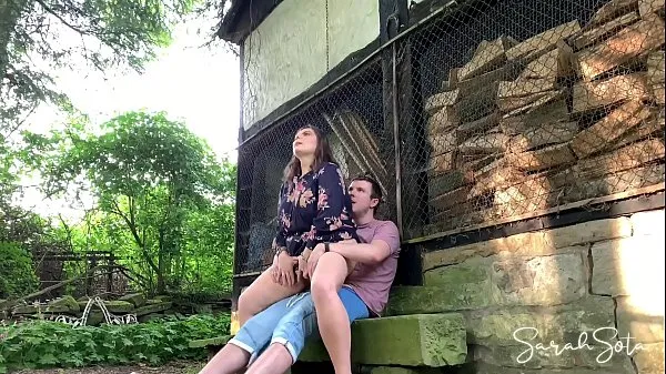 Tabung segar Outdoor sex at an abondand farm - she rides his dick pretty good panas