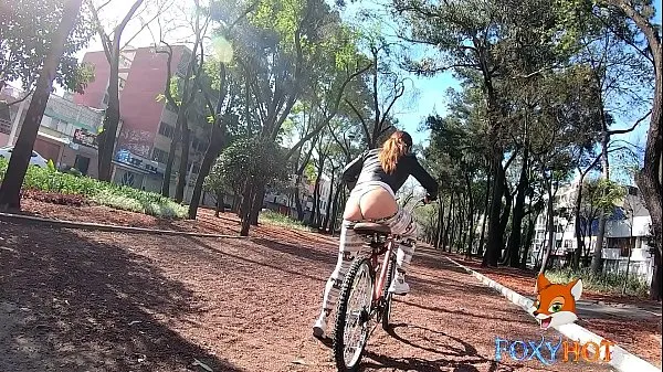 Ζεστό bike trip and showing my ass in thong φρέσκο ​​σωλήνα