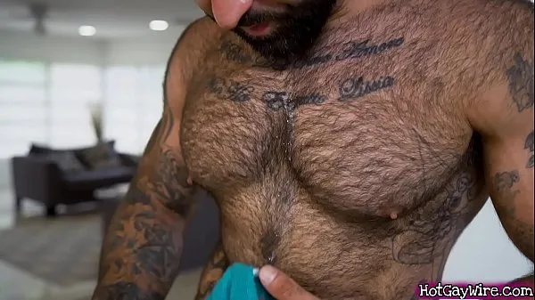 ร้อนแรง Guy gets aroused by his hairy stepdad - gay porn หลอดสด