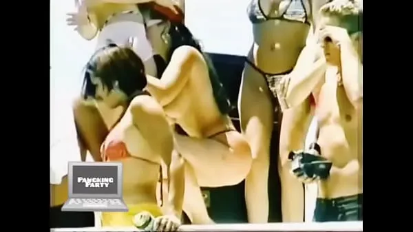 d. Latina get Naked and Tries to Eat Pussy at Boat Party 2020 Tiub segar panas