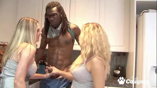 Sıcak Scarlett Wild and Britney Young Let A Black Man Cum All Over Them taze Tüp