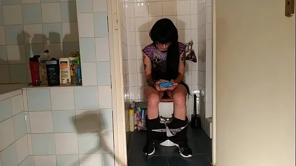 Varmt Sexy goth teen pee & s. while play with her phone pt2 HD frisk rør