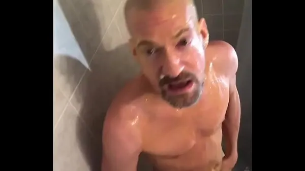 Ống nóng Eggs cracked on bald head for a naked messy wank tươi