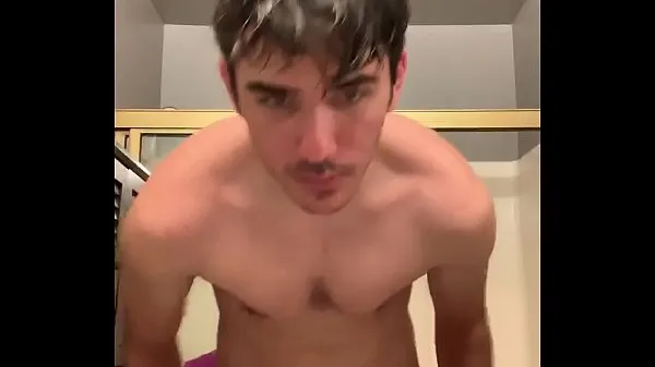 Varm Russian guy Alex in the shower 1 färsk tub