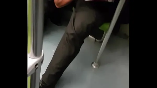 Varmt He sucks him on the subway until he comes and throws them frisk rør