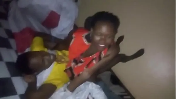 Tabung segar Horny Ugandan Couple fucking in the open panas