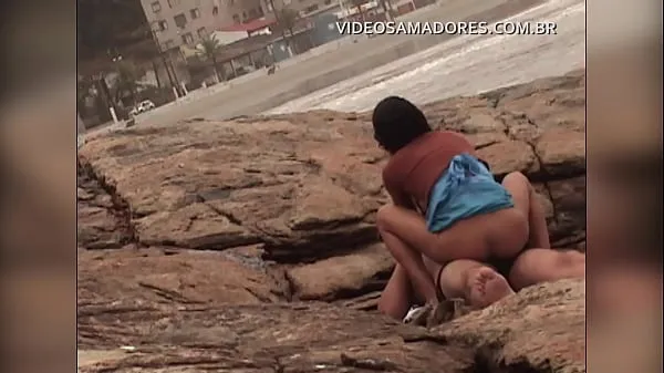 뜨거운 Busted video shows man fucking mulatto girl on urbanized beach of Brazil 신선한 튜브