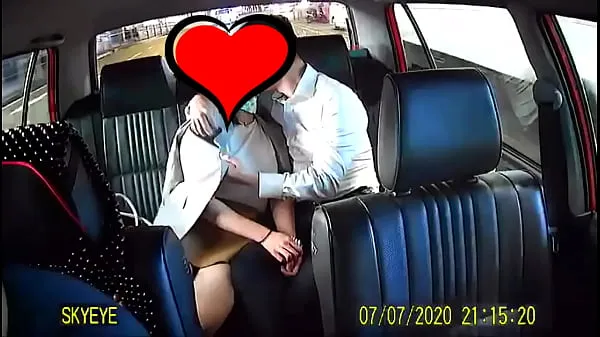 Vroča The couple sex on the taxi sveža cev