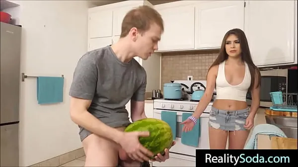Ζεστό step Brother fucks stepsister instead of watermelon φρέσκο ​​σωλήνα