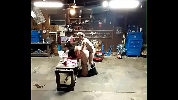 Varm Fucking in garage voyer färsk tub