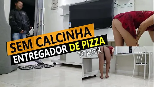 Tabung segar Cristina Almeida receiving pizza delivery in mini skirt and without panties in quarantine panas