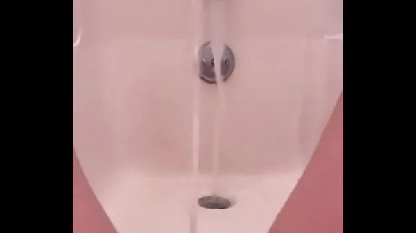 Ζεστό 18 yo pissing fountain in the bath φρέσκο ​​σωλήνα