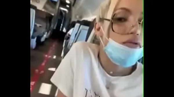 Ζεστό Blonde shows his cock on the plane φρέσκο ​​σωλήνα