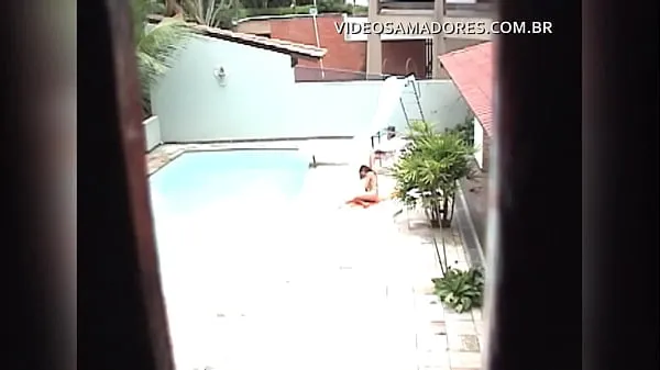 Vroča Young boy caught neighboring young girl sunbathing naked in the pool sveža cev