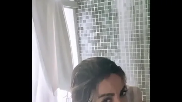 Varmt Anitta leaks breasts while taking a shower frisk rør