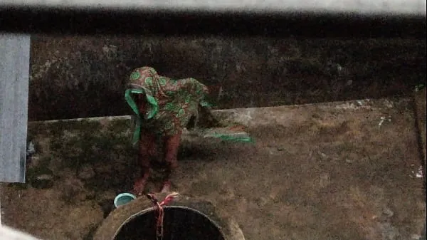 गरम Hot mature caught naked outdoor in rainy days ताज़ा ट्यूब