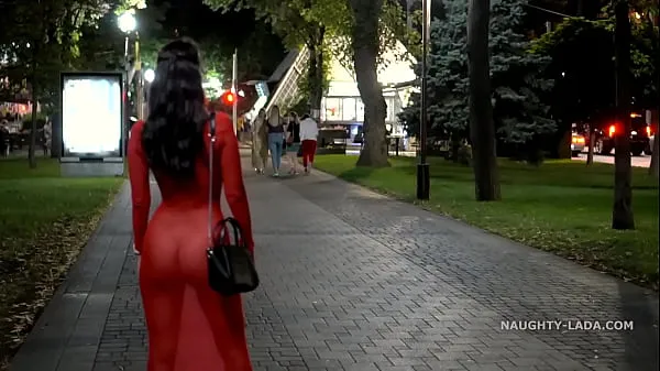 Varm Red transparent dress in public färsk tub