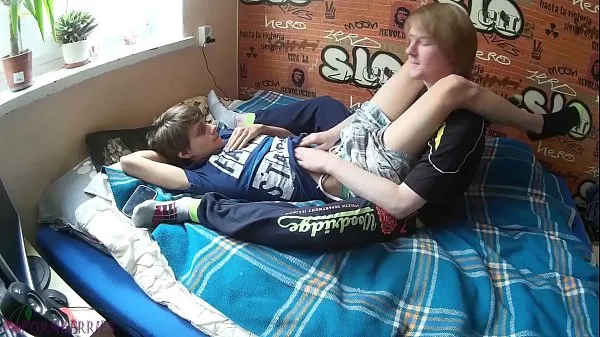 Varm Two young friends doing gay acts that turned into a cumshot färsk tub